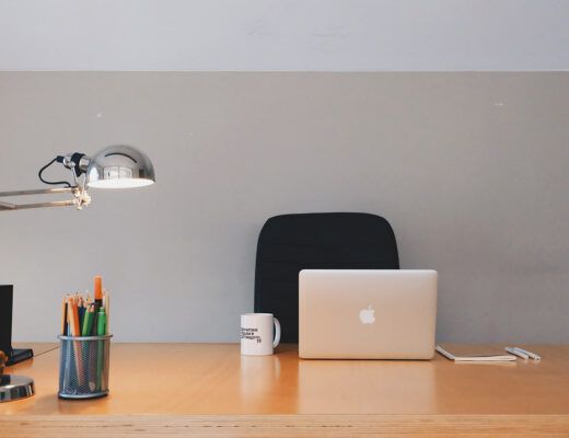 Jak zadbać o idealne oświetlenie biurka